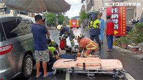 彰化芬園一名老翁騎車等紅燈突倒地，遭後方綠燈起步的休旅車輾過，傷重不治。（圖／民眾提供）