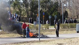 圖為瑞典諾庫平示威民眾去年4月17日焚燒可蘭經。（路透社）