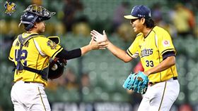 ▲鄭浩均熱血後援3局，再見三振林智勝拿下救援成功。（圖／翻攝自兄弟Fans Club官方FACEBOOK粉絲專頁）