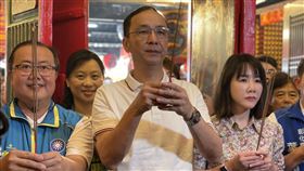 ▲朱立倫主席陪同楊曜聰古龍山上帝公廟上香祈福及參訪中興莊青創基地（圖／國民黨提供）