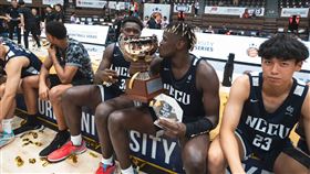 政大雄鷹外籍生莫巴耶奪下MVP殊榮。（圖／政大雄鷹提供）