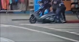 男牌照駕照都被吊還襲警　被捕這下慘了