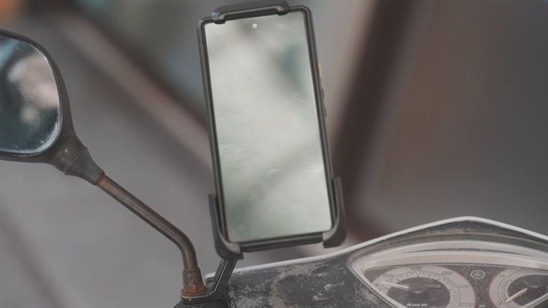 手機別架在機車上！鏡頭慘被震壞　維修費超驚人