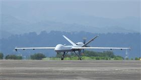 菲美軍演展示MQ-9死神無人機菲律賓和美國「肩並肩」聯合軍演進入最後一週，23日在蘇比克灣向菲國士兵展示MQ-9死神無人偵察機。圖為一架MQ-9死神無人偵察機降落後在跑道滑行。中央社記者陳妍君蘇比克灣攝 112年4月24日