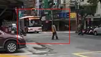 看到車來竟衝上馬路　板橋怪男行徑曝光