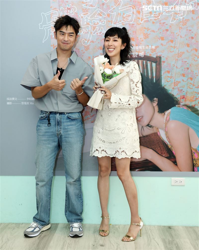 林辰唏「我們都有體驗自由的能力」，一個女演員的愛與生命告解新書發表，陳柏霖獻花加油打氣。（圖/記者邱榮吉攝影）