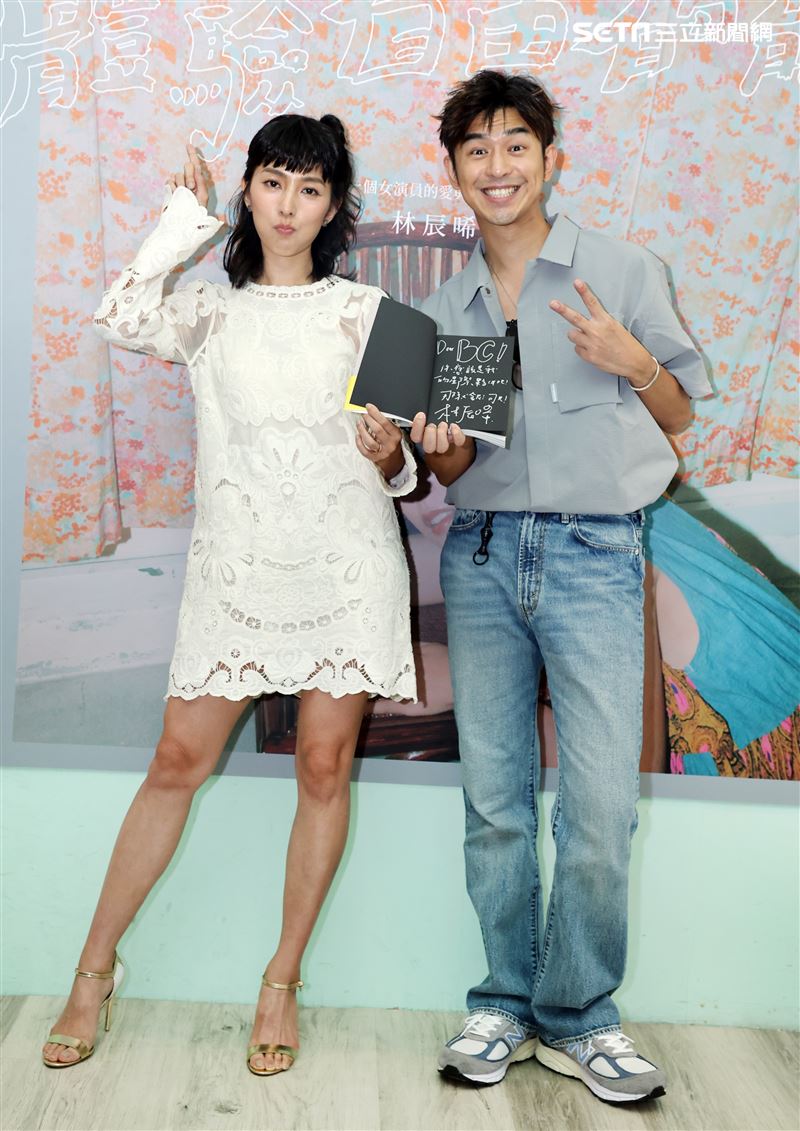 林辰唏「我們都有體驗自由的能力」，一個女演員的愛與生命告解新書發表，陳柏霖獻花加油打氣。（圖/記者邱榮吉攝影）
