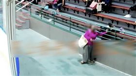 逾期留台印尼女移工涉及小巨蛋冰宮多起竊案遭警方逮捕。（圖／翻攝畫面）