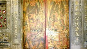 北市百年古蹟慈諴宮遭毀損  西班牙藝術家遭送辦有百年歷史的台北市定古蹟慈諴宮14日遭人毀損，1名西班牙籍藝術家酒後持松香水擦拭廟門，造成畫像溶解，警方依違反文化資產保存法現行犯法辦。（翻攝照片）中央社記者黃麗芸傳真  112年8月14日