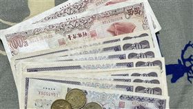 阿嬤床底下挖出「一疊舊鈔」(圖/翻攝自爆廢1公社)