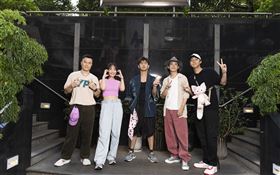 《還錢》舉辦殺青酒，李銘忠（左起）、蔡思韵、陳柏霖、林哲熹、蔡凡熙變成好友。（圖／甲上娛樂提供）