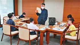 紅面棋王周俊勳是亞運圍棋隊總教練，也在海峰棋院教棋。（翻攝海峰棋院官網）