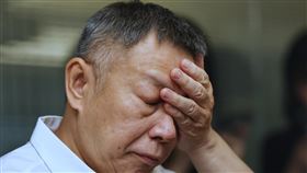 高虹安遭起訴 柯文哲表力挺台灣民眾黨主席柯文哲14日針對新竹市長高虹安涉嫌詐領助理費遭起訴，在台北舉行記者會發表聲明及立場。圖為柯文哲在記者會上摘下眼鏡揉眼。中央社記者王飛華攝  112年8月14日