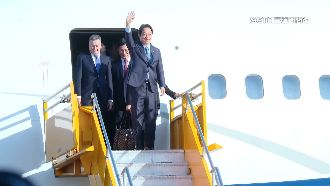 賴清德抵達巴拉圭！巴國外交次長迎接贈禮