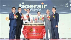 台灣虎航今日掛牌上市，圖左三為台灣虎航董事長陳漢銘。（圖／虎航提供）