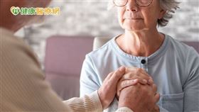 對於腎臟病患者而言，即使攝取大量蛋白質仍難以有效形成肌肉，甚至反造成腎臟負擔，這時就可補充酮酸胺基酸來維持身體機能。