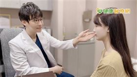 陳建名院長說明，心動光能更換不同探頭，針對不同症狀做處理，像是淨痘濾片，能有效抑制皮脂腺、減少油脂分泌，藍光的部分除了滅菌之外，對容易泛紅留下紅痘疤的患者，還能同時涵蓋退紅的效果，一個濾片雙重功用。