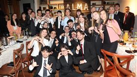 賴清德與台巴科大學生會晤（3）副總統賴清德（後排中，淺色襯衫者）於當地時間14日上午抵達友邦巴拉圭共和國，下午與台巴科大應屆畢業生及在校生代表會晤，眾人開心合影留念。中央社記者趙世勳攝  112年8月15日