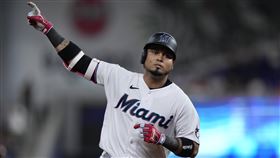 ▲馬林魚8局下「背靠背靠背」開轟。（圖／美聯社／達志影像）