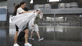 颱風蘭恩登陸日本　逾800航班取消數萬戶停電，圖/美聯社/達志影像