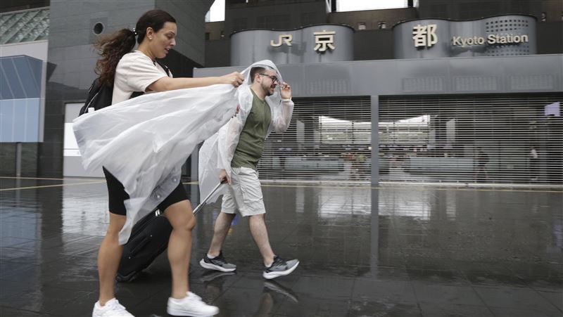 颱風蘭恩襲日　逾800航班取消數萬戶停電