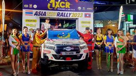 亞洲車神陳和皇（中白衣）及台灣消防隊隊員林政葦（右四），謝孟宏（左三）進行發車儀式。（圖／中華安駕學會提供）