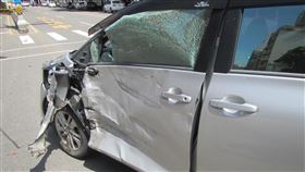 小客車迴轉撞上 高市交警重機車頭損毀高雄市交通大隊機動分隊張姓員警10日騎警用大型重機執勤，行經中正三路時，遭張姓男子駕自小客車從外側車道逕行迴轉撞上，張男車輛左側車頭凹陷損毀。（民眾提供）中央社記者曾以寧傳真  111年7月11日