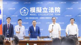 侯友宜、朱立倫出席模擬立法院。(圖/侯友宜競選辦公室提供)