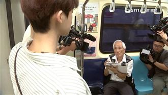 「速寫畫家」出沒北捷！男大生被畫讚好看