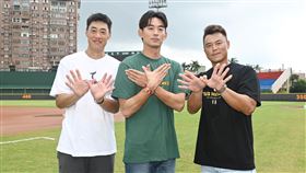 ▲翁瑋均、王溢正和藍寅倫正式和台鋼雄鷹報到。（圖／台鋼雄鷹球團提供）