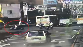 公車逆向超車擊落2騎士　司機下場慘了