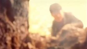 盜墓。（示意圖／翻攝自《極目新聞》）