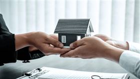 建議申辦貸款前先試算還款金額，以衡量自己未來能否負擔。(圖/21世紀不動產/MyGoNews提供)