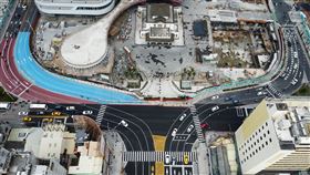 站東路通車  高雄車站迎接新動線高雄市交通局指出，29日中午起，高雄車站站區環抱道路完成配對單行，站東路（右側）、站西路（左側）分別服務北上及南下車流，兩條道路單向各配置3車道，並另設有接送車道、接送區；因應新動線，將派員警進行疏導至2023年1月。（高雄市政府提供）中央社記者曾以寧傳真  111年10月29日