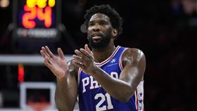 ▲恩比德（Joel Embiid）近日被發現將推特的所在地「費城」刪除。（圖／美聯社／達志影像）