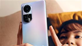 Reno10機身延續OPPO一貫的美型3D雙曲面設計、圓拱形鏡頭模組設計，量身打造整體機身的舒適握感。