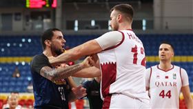 菲律賓、卡達之戰最末節爆發肢體衝突，雙方各1人遭奪權出場。（圖／中華籃協提供）