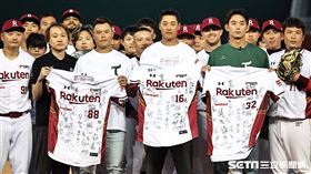 ▲王溢正、藍寅倫、翁瑋均回樂天桃園球場開球。（圖／記者劉彥池攝影）