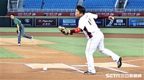 ▲王溢正、藍寅倫、翁瑋均回樂天桃園球場開球。（圖／記者劉彥池攝影）