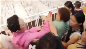 ▲大媽互吐口水（圖／翻攝自微博視頻）