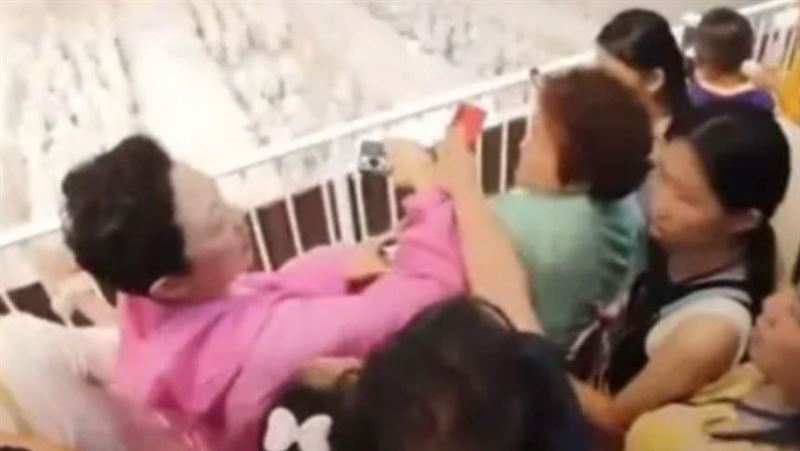 兩大媽參觀兵馬俑互吐口水！網：秒變羊駝