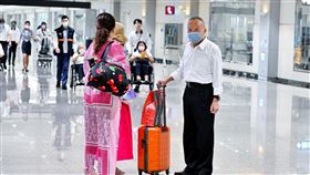 徐耀昌：國民黨要痛定思痛、大和解前苗栗縣長徐耀昌（右）10日在造勢活動喊出「下架國民黨」，遭質疑違反黨紀。他15日從中國返台並表示，國民黨很多作為真的要痛定思痛、要好好地未雨綢繆、要大和解。中央社記者吳睿騏桃園機場攝  112年8月15日