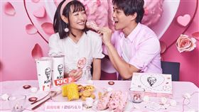 肯德基「浪漫來襲 玫瑰粉紅巧克力脆雞」,肯德基提供