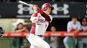 桃猿梁家榮戰兄弟首局敲3分砲  連2戰開轟中華職棒樂天桃猿隊野手梁家榮（中）15日迎戰中信兄弟隊，首局敲出3分砲，連兩天開轟。（樂天桃猿隊提供）中央社記者謝靜雯傳真  112年8月15日