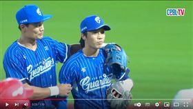 ▲富邦悍將二壘手葉子霆發生再見失誤。（圖／翻攝自CPBLTV）