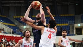 台灣藍隊阿提諾在球隊遭遇亂流時挺身而出穩定軍心。（圖／中華籃協提供）