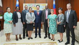 吳釗燮接見友邦駐國際組織代表 感謝挺台外交部長吳釗燮（中）15日接見「友邦駐日內瓦聯合國暨其他國際組織常任代表訪台團」，並感謝友邦持續在國際場域為台灣發聲。（外交部提供）中央社記者吳昇鴻傳真 112年8月15日