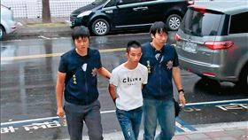 犯下殺警案的易寶宏（左）能到外役監，讓外界譁然。如今證實審查造假，風暴恐再起。（東森新聞提供）