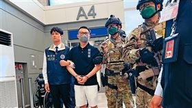 88會館負責人郭哲敏逃亡9個月後，在泰國被捕，10日遭警方押解回台。（刑事局提供）