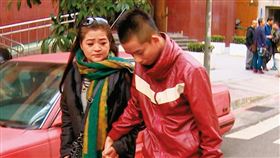 易寶宏（右）是資深藝人易淑寬（左）的獨子，目前已被移回一般監獄服刑。（東森新聞提供）